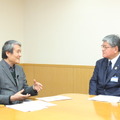 東京大学名誉教授の佐藤知正氏（左）と板橋区の坂本健区長（右）
