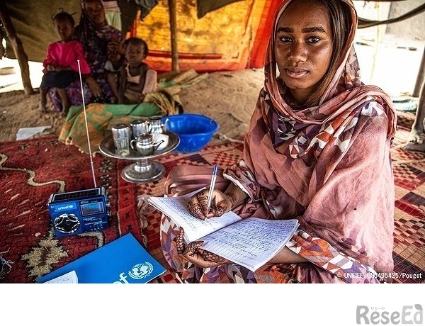 休校のためソーラー式ラジオを使ってラジオ授業を受ける女の子　(c) UNICEF_UN0495425_Pouget