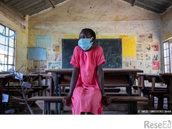 空っぽの教室に1人たたずむ11歳のアマトゥンさん（ウガンダ、2021年9月撮影）　(c) UNICEF_UN0535362_Abdul
