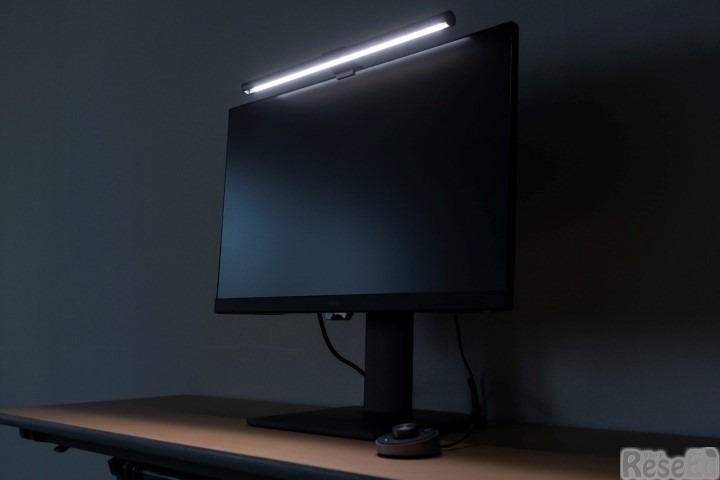 「ScreenBar Plus」は、モニターの上部に簡単に引っ掛けて設置できるよう設計されており、限られたスペースで机の上を明るく照らすことができる