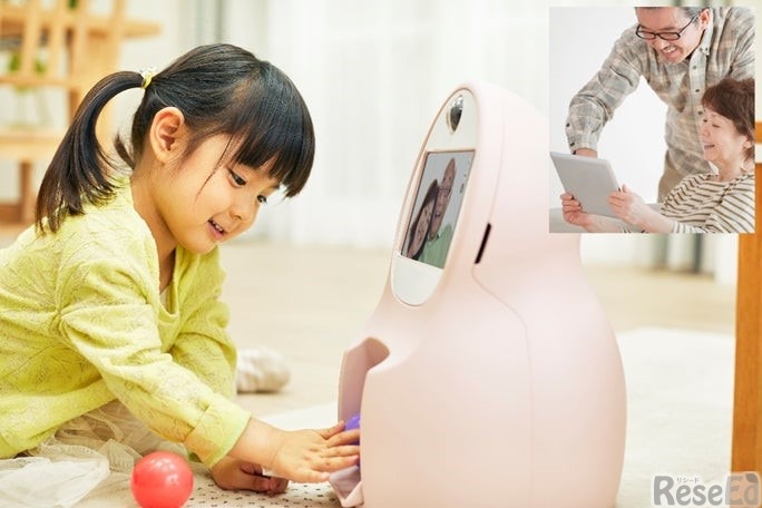 遠隔共同子育てロボット「ChiCaRo（チカロ）」で遊ぶ子供のようす
