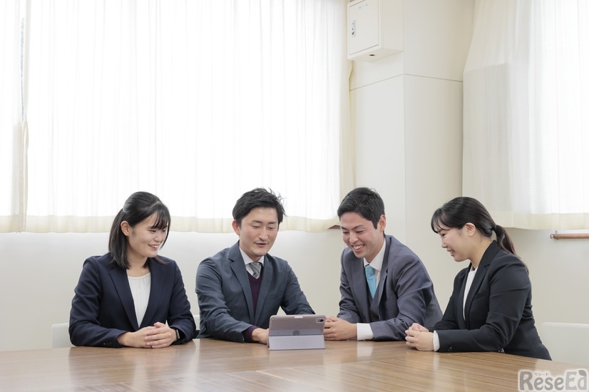 左から程島綾香先生（理科）、藤井亮平先生（数学）、貝塚啓悟先生（国語）、二本木陽夏先生（家庭）