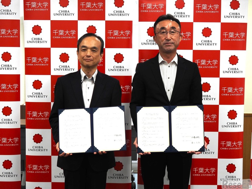 （左）藤川教育学部長、（右）伊藤成東高等学校長