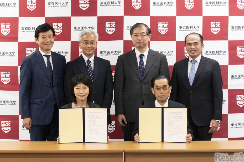 （写真前列左から） 東京医科大学の林由起子学長、巣鴨中学校・高等学校の堀内不二夫校長 （写真後列左から） 東京医科大学の小林誠吾アドミッションセンター長、三苫博医学科長、巣鴨中学校・高等学校の岡崎和彦教務主任、森山敦史進路指導部部長