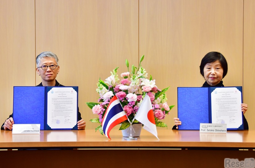 ガウヒランパット学長の代理として建築学部長カセムスーク准教授が締結式に出席
