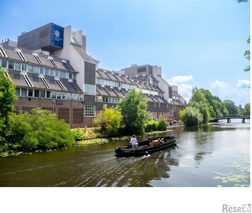 オランダ、ライデン大学人文学部が入るキャンパスの1つ（ライン川支流を臨むリプシウス棟）