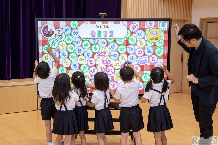 電子黒板「BenQ Board」と幼保など法人向けパッケージコンテンツ「リトルプラネットTouch」のデモンストレーションのようす