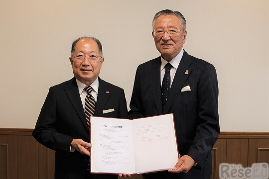 協定書を締結したAPU学長の米山裕氏（左）、福岡雙葉中学校・高等学校校長の武田壽一氏（右）