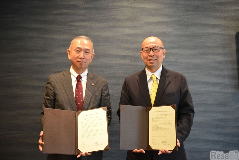 上智大学 曄道学長（左）と静岡聖光学院中学校・高等学校 小山副校長（右）