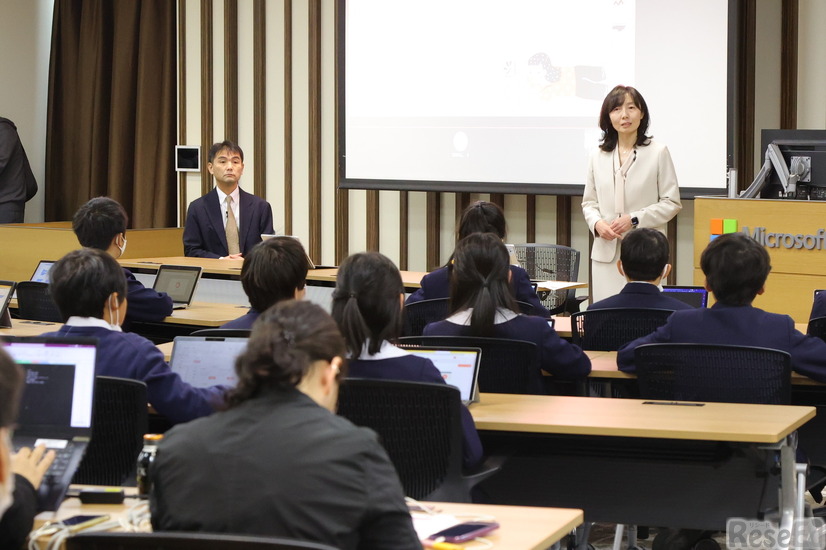 佐藤牧子先生と鈴木秀樹先生が公開授業を担当した