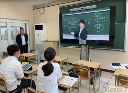 実物大の教師がクリアな音で語り掛ける（大分県）