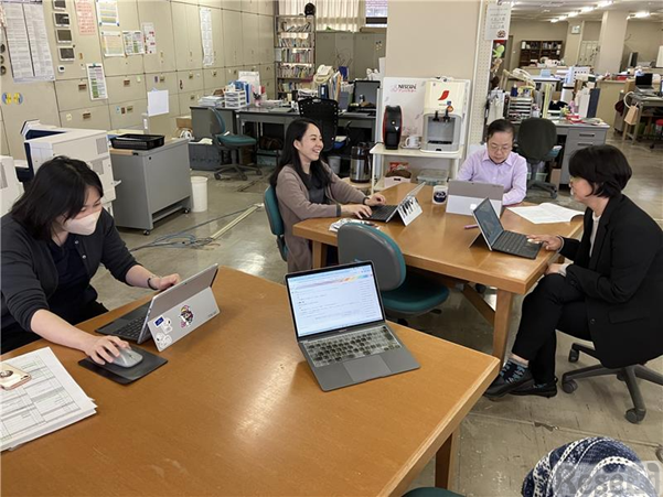 職員室内の「学びあいスペース」のようす