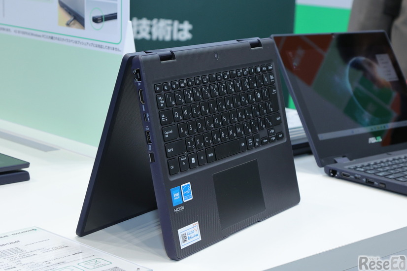 キーボード上部にはタブレットモードで使用できるアウトカメラを搭載