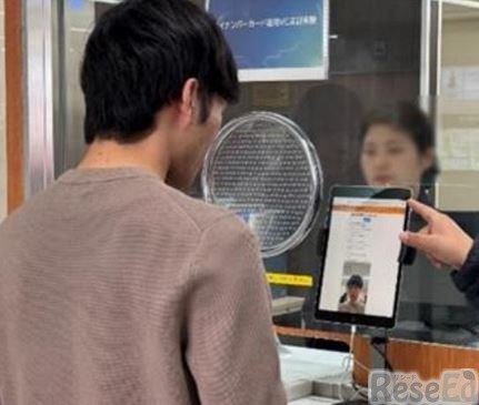 大阪モノレール駅窓口における実証実験のようす