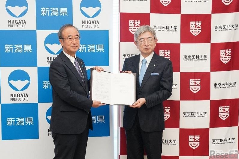新潟県の花角英世知事（左）、東京医科大学の宮澤啓介学長（右）