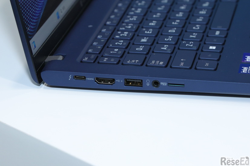 Thunderbolt4とHDMI端子、USB Type-A、HDMI出力端子やマイク入力／ヘッドホン出力端子、microSDカードスロットが並ぶ左サイド
