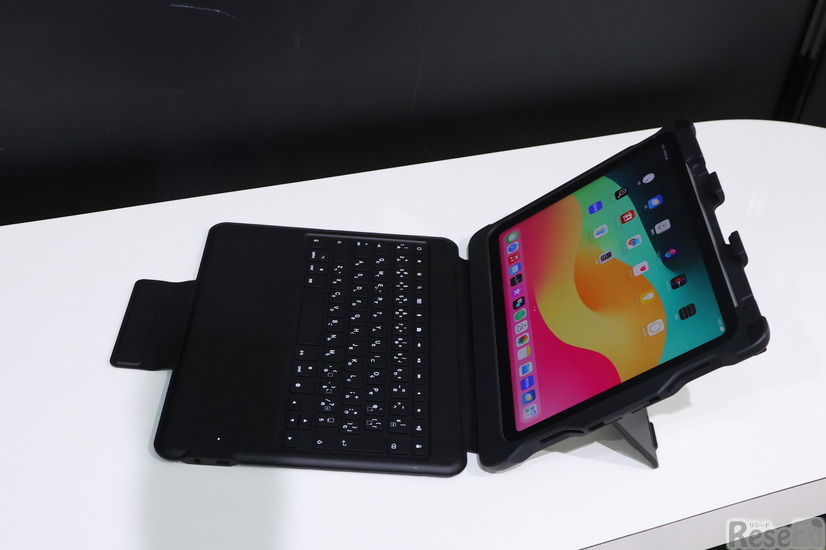 「STM Dux キーボード一体型ケース」を装着したiPad