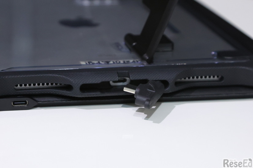 内蔵型のUSB Type-Cケーブルで簡単にiPadと接続できる
