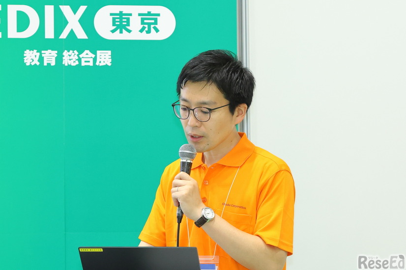 ミニセミナーでプレゼンをする佐瀬氏
