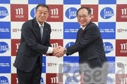 握手を交わす勝見俊也校長と冨樫伸学長