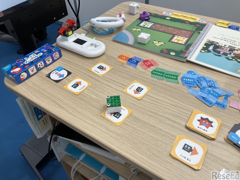 SIEの「toio」の「プレイグラウンド」。ロボットトイとカードだけで動かすことができるので、未就学児でも簡単に操作可能