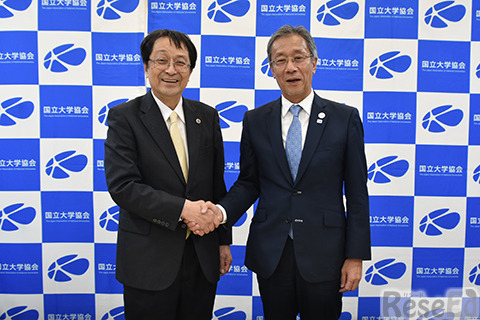 永田恭介 前会長（左）と藤井輝夫 新会長（右）