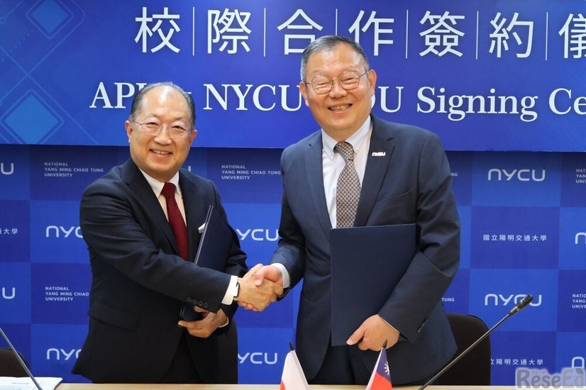 協定締結後に握手を交わすAPUの米山裕学長（左）とNYCUの林寄宏学長（右）