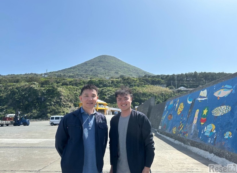 利島村教育委員会の三室哲哉教育長（左）と国際エデュテイメント協会代表理事の森俊介氏（右）