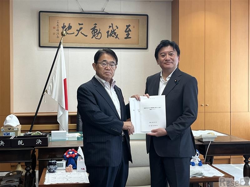 武部新 文部科学副大臣【右】に要請書を手交する大村秀章 文教・スポーツ常任委員会委員長（愛知県知事）【左】