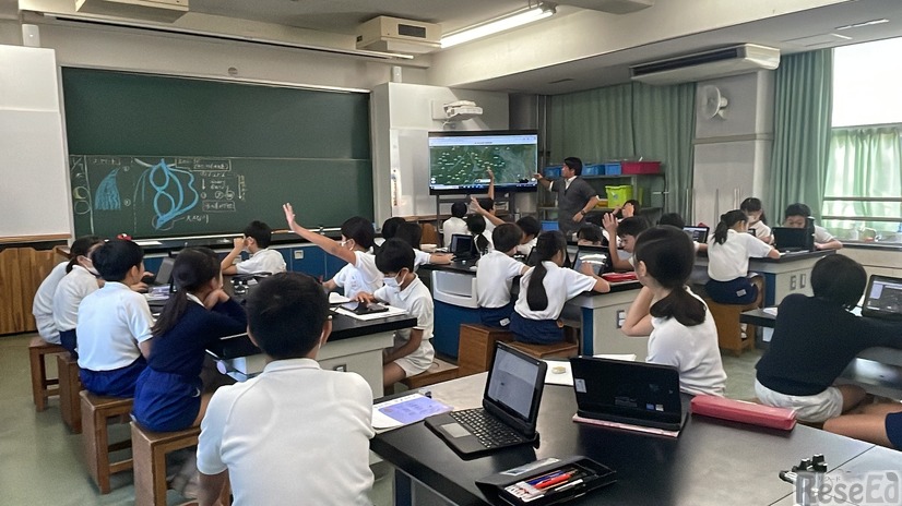 小学校で流域授業をするようす