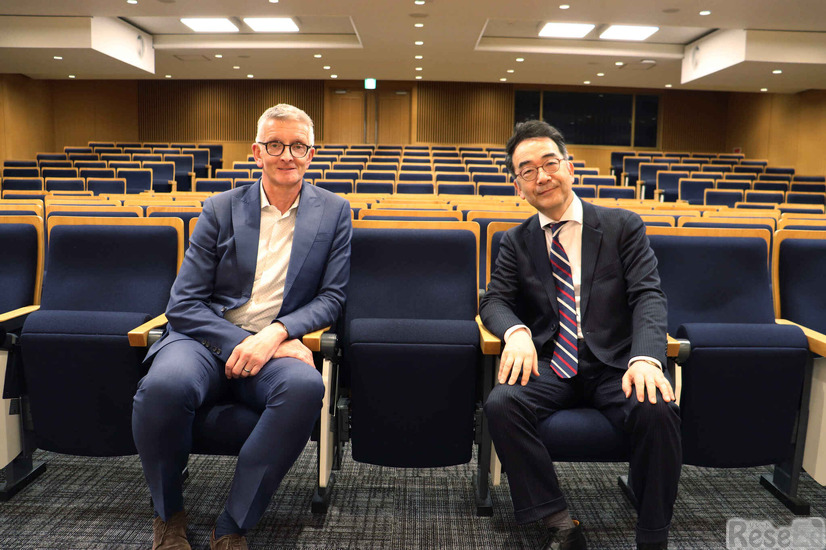 東京外国語大学 大学院 総合国際学研究院 教授の投野由紀夫氏（右）と、ピアソンのGlobal Scale of English シニア・ディレクター マイク・メイヤー氏（左）