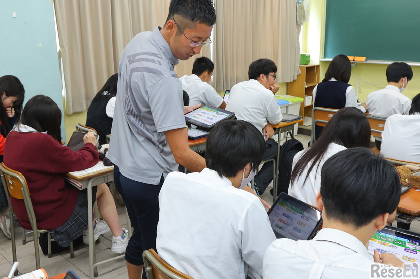 ひとりひとり課題の進捗を見ながら声をかけていく（保健の授業のようす）