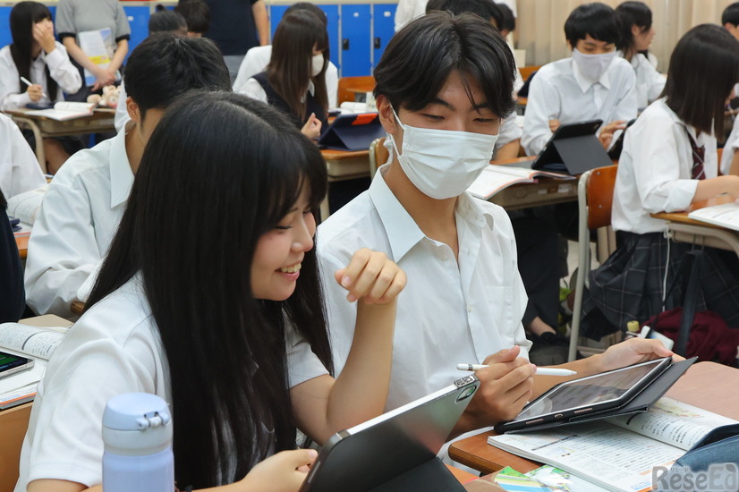 周りと話しあいながら自分の考えをブラッシュアップしていく（保健の授業のようす）