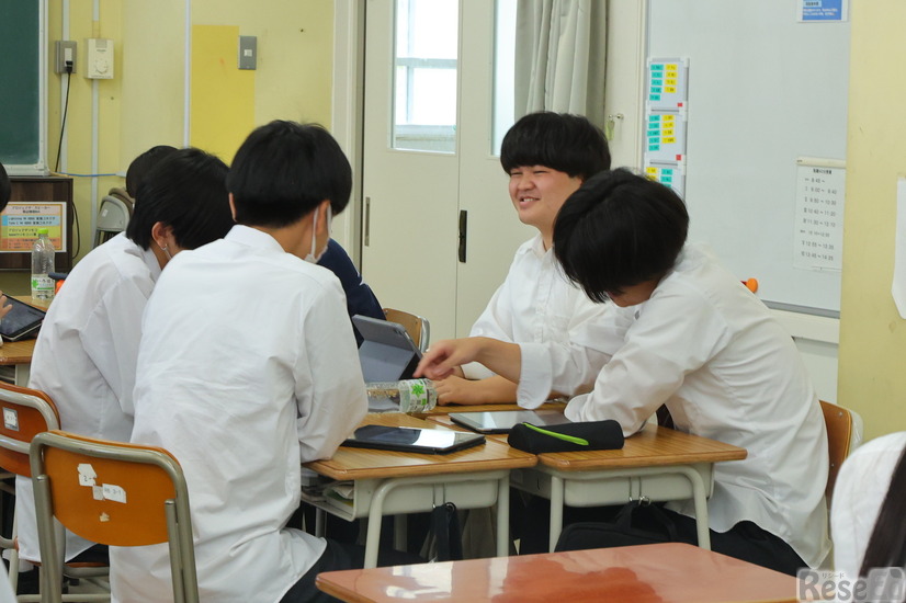 書かれている英文について周りを意見を交わす（英語の授業のようす）