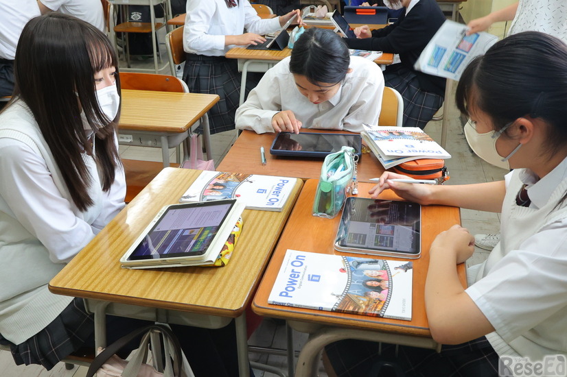 書かれている英文について周りを意見を交わす（英語の授業のようす）