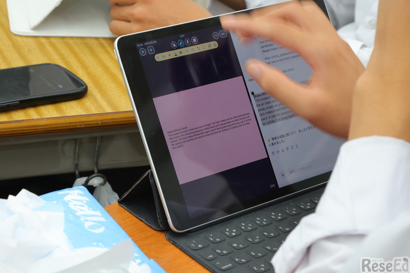 生成AIとの対話をもとに自分の考えをまとめていく（英語の授業のようす）