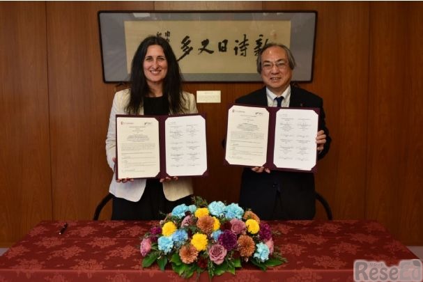 Sahinde Pala氏（左）と仲谷総長（右）