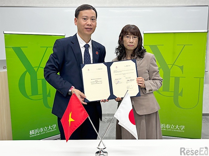 左より、訪問団代表Tran Huy Thinh （トラン・フイ・ティン）先生、宮城悦子副学長