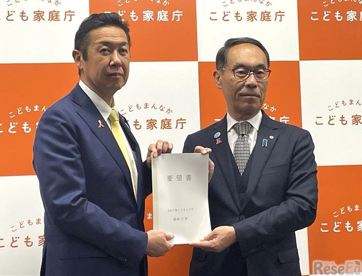 要望書を手渡す大野元裕埼玉県知事【右】と黄川田仁志内閣府特命担当大臣【左】