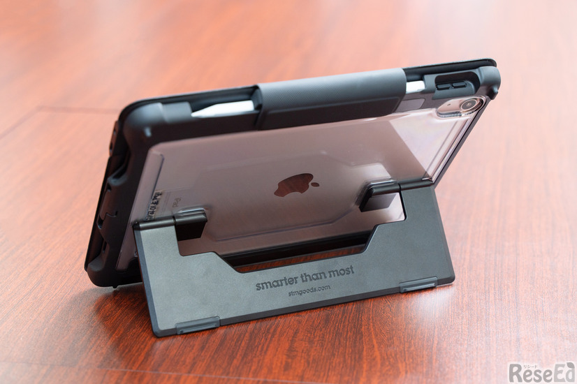 180度まで自由に開く無段階調整構造のスタンド