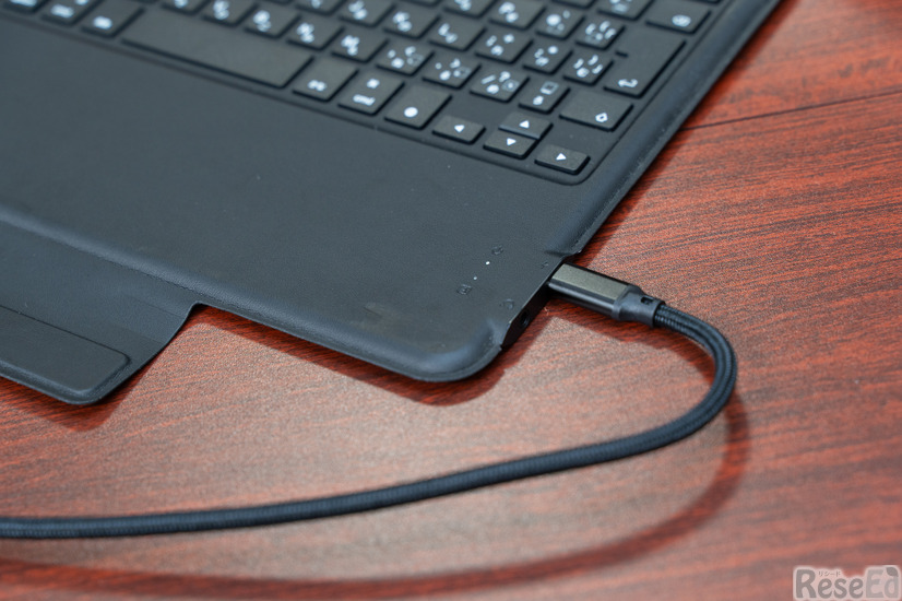 ケースを装着したままiPad本体の充電やデータ転送が可能