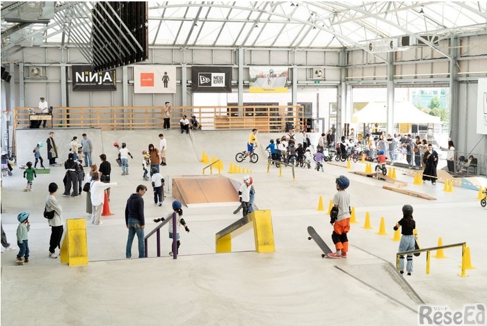 ムラサキスポーツと、スケートボードの技術習得の機会を提供