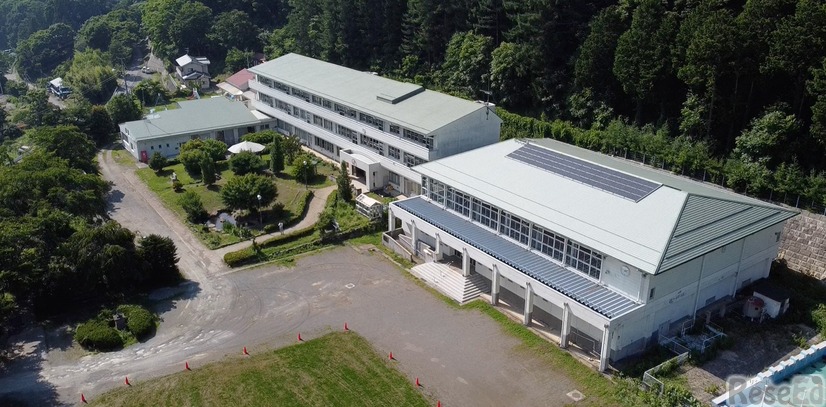 廃校になった公立小学校の校舎を活用して開校した大日向小学校