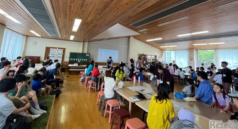 子供・保護者・教職員・理事が学校の課題や未来についてフラットに語り合う「学校セッション」での一場面