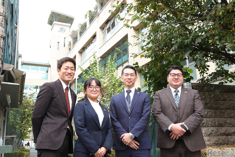 郁文館夢学園法人管理本部人材開発室室長の藤井崇史氏(右から2番目)、同室主任の榊原賞氏(右端)、同室所属の滝井徹也氏(左端)、理科講師で同室に加わる井内かおり氏(左から2番目)