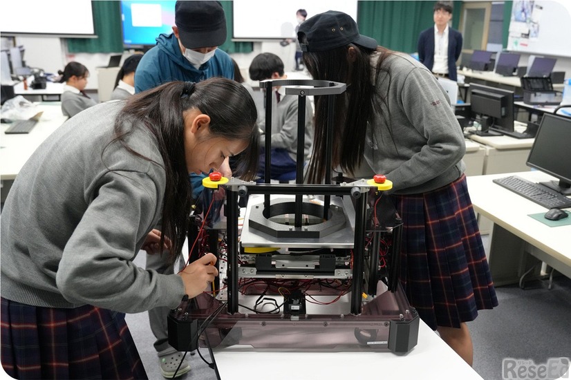 チームで大型ロボットを製作してものづくりのチームワークを学ぶ