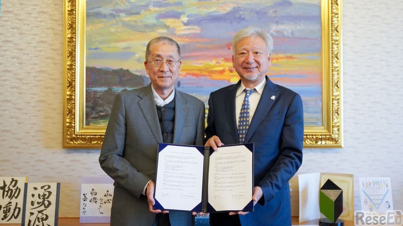 協定締結式、白樺学園高等学校の嶋野幸也校長（左）と片柳学園の千葉茂理事長（右）