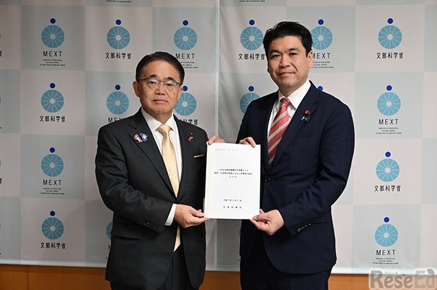 松本大臣（右）に要請書を手交する大村委員長（愛知県知事）