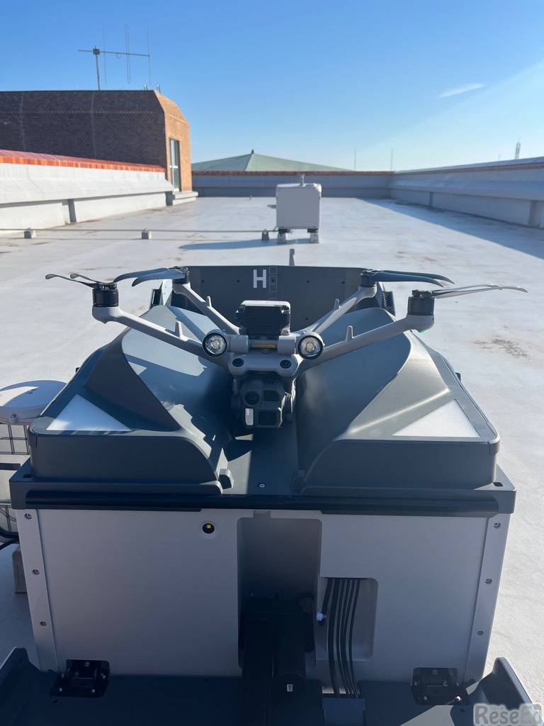 東庄小学校に設置されたドローンとドローンドック