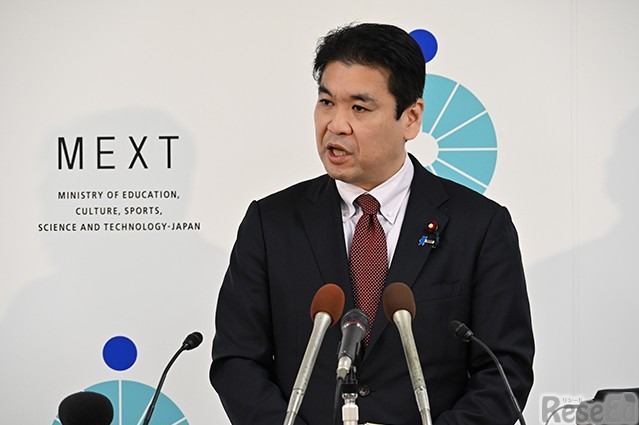 会見する松本大臣